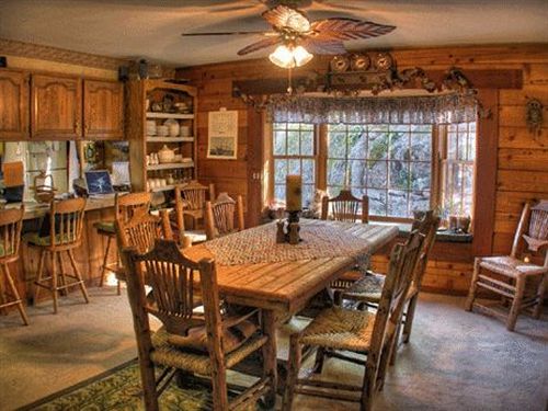 The Log House Lodge Three Rivers Restoran fotoğraf